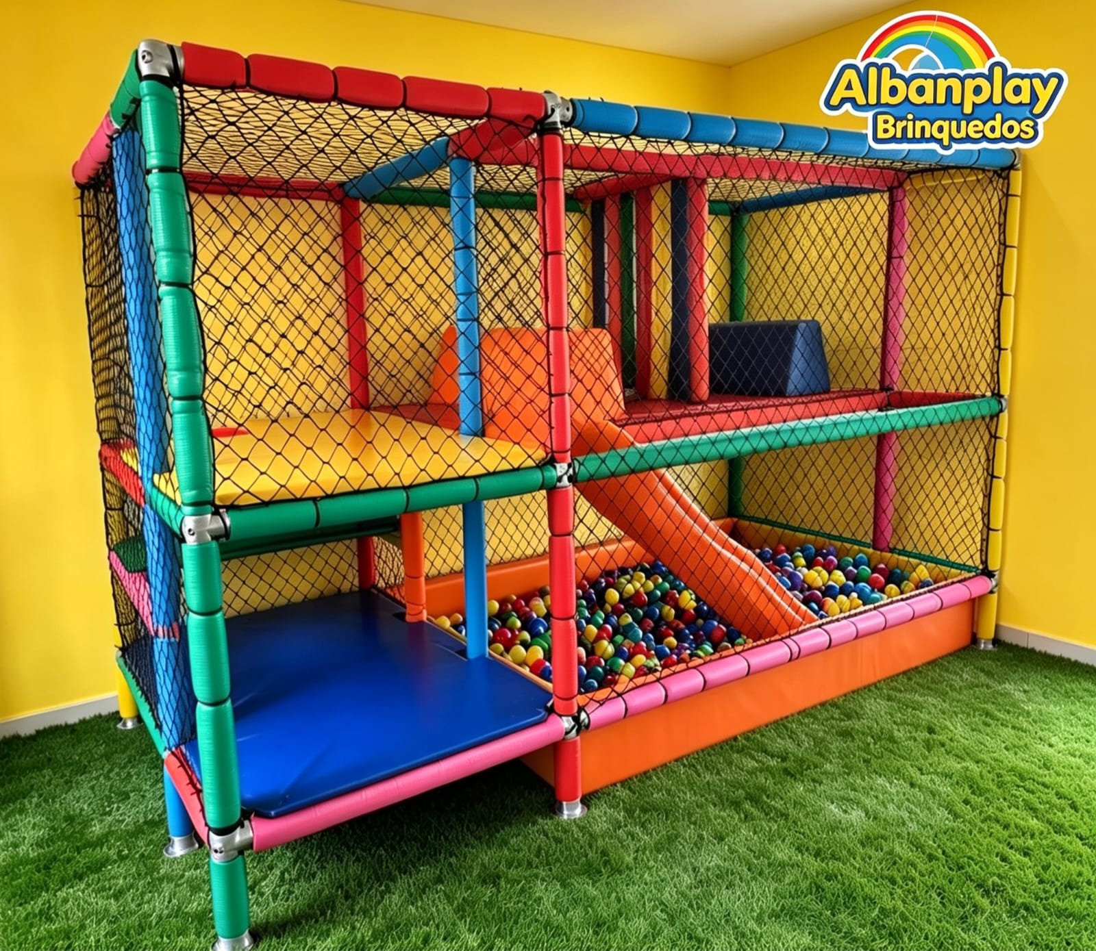 Brinquedão Albanplay com piscina de bolinhas, escorregador e redes de proteção